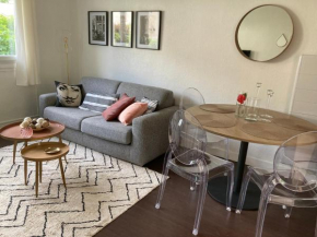 50 m2 T2 au calme, lumineux, confortable, cosy, climatisé, privatif avec parking gratuit et terrasse